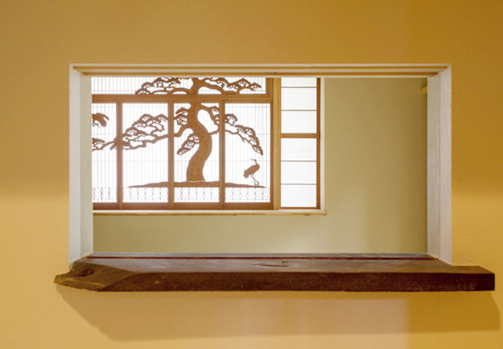 古材を再利用した小窓。
