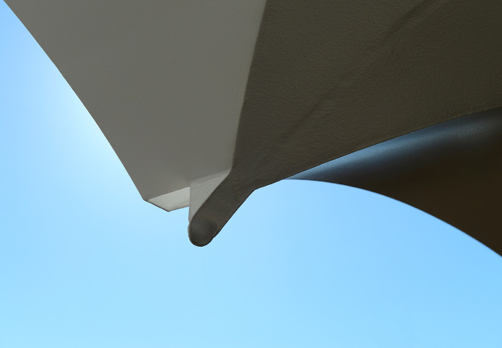 バルコニーの鉄板ヒサシとガーゴイル