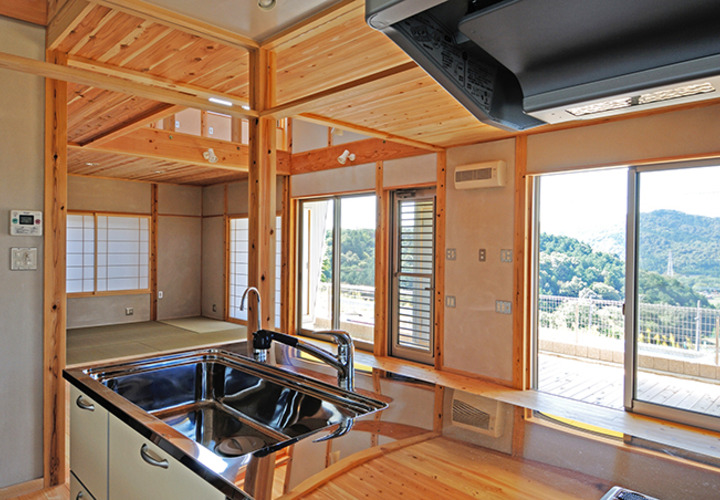 キッチンからリビングを見る