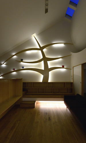 光を放つ本棚『知恵の木』