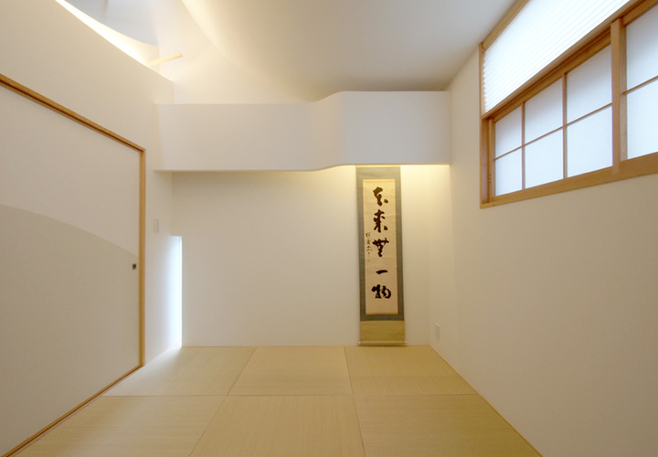 緩やかな曲線に包まれたタタミの間