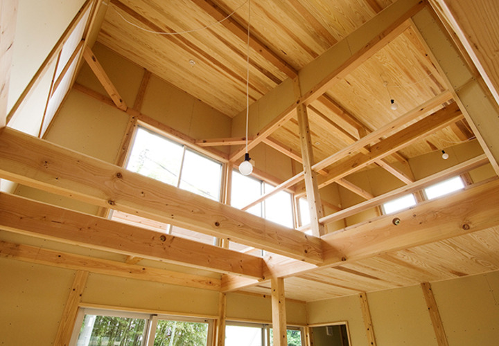 居間から吹き抜けを見上げる。