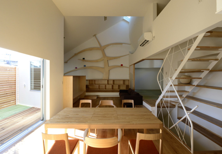 キッチンカウンターから見たダイニングとリビング