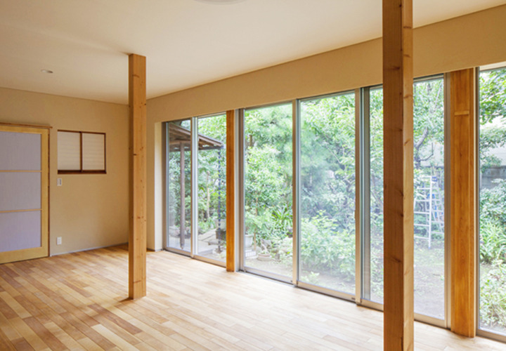 リビングより庭を見る。