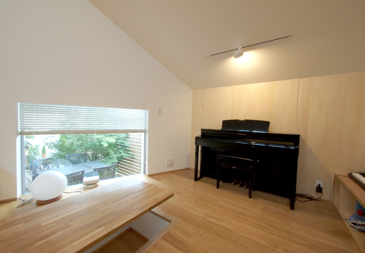 バルコニーと地窓で視覚的につながるライブラリー