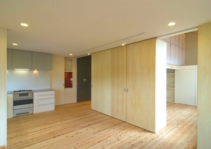 杉の木で囲まれた立体廊下リノベーション