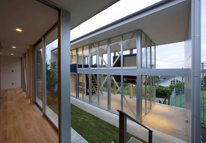 南棟から北棟を見る