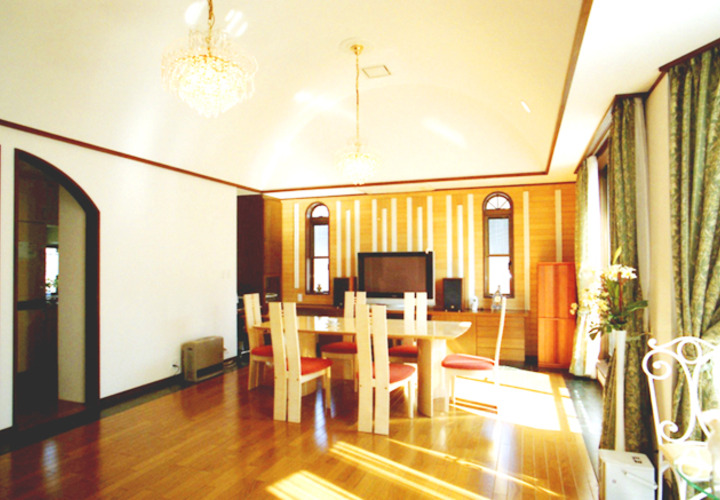 ボールト天井の大きな居間