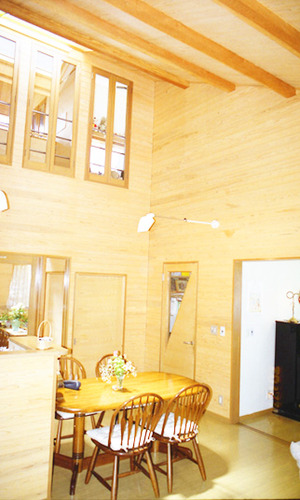 杉板張りの居間