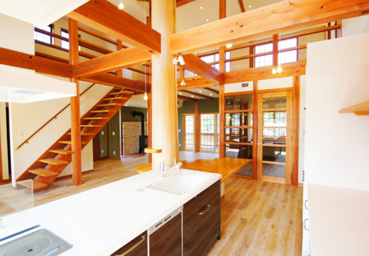 木組みの見えるダイニングリビング