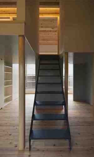 天空につながる鉄骨階段