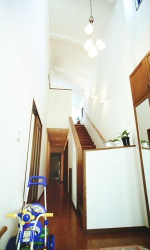 玄関の吹き抜け