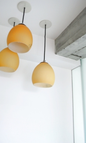 むき出しの梁とオーナー所有の古き照明