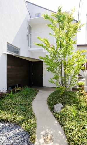 前面道路から見た外観