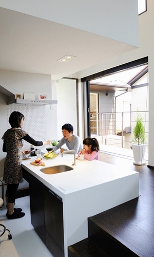 ２階子世帯のリビングから見たダイニングキッチンとバルコニー