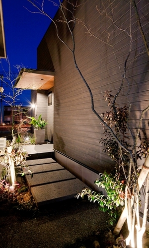 玄関へのアプローチ