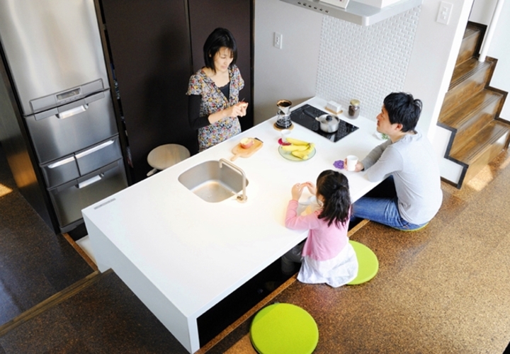 スキップフロアを利用した対面式オープンキッチン