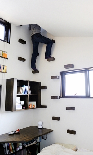 展望塔へと続くフリークライミングウォール