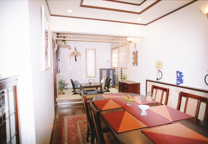 食堂　と　奥の和室コーナー