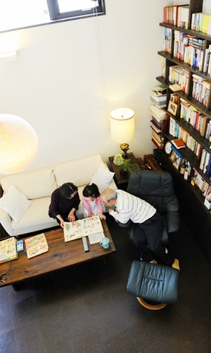 ２階の小窓から見た１階リビング