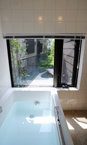 浴室と坪庭の風景