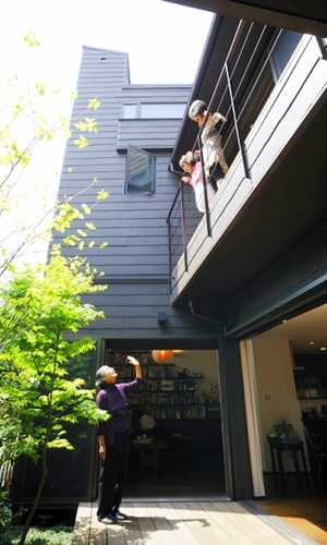 世代を繋ぐ中庭の風景