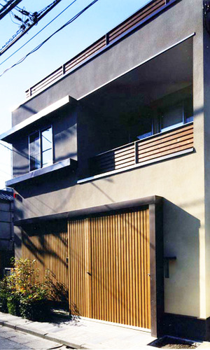 大きな格子のある外観