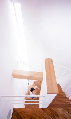 スリット窓より螺旋階段に光が差し込む。