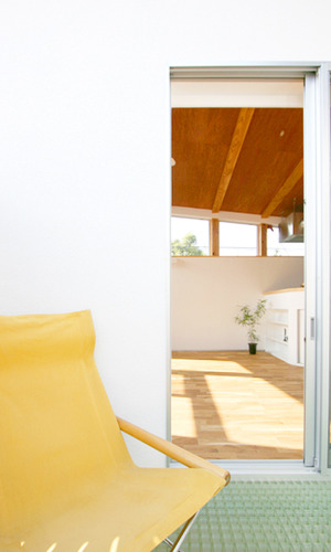 テラスよりリビングを眺める。