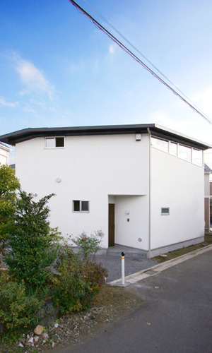 変形地に合わせた外観。