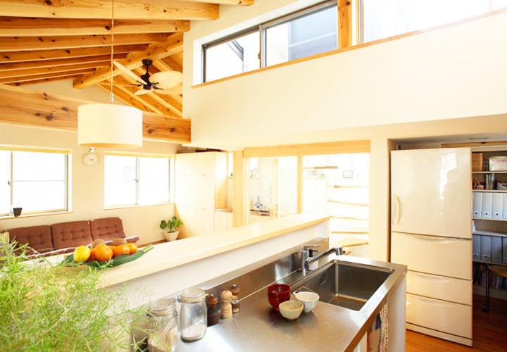 キッチンよりリビングダイニングを眺める。