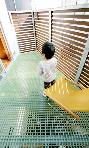 ファイバーグレーチングのテラス。