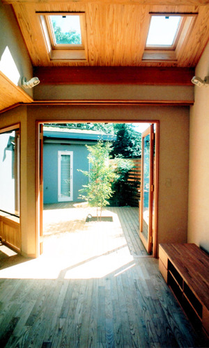 中庭とつながるリビング