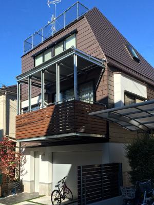 ガレージのある漆喰仕上げの家