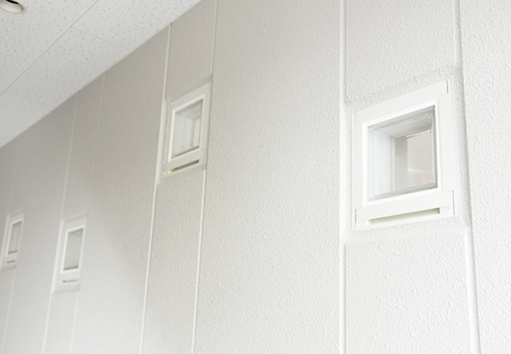 白い壁に並んだ小窓が雰囲気を醸し出す