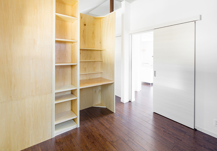 木目がナチュラルな備え付け大容量収納
