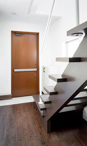 吹き抜けのある落ち着いた玄関スペース