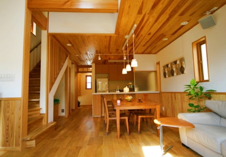 階段の横の一部に吹き抜けがあるリビング