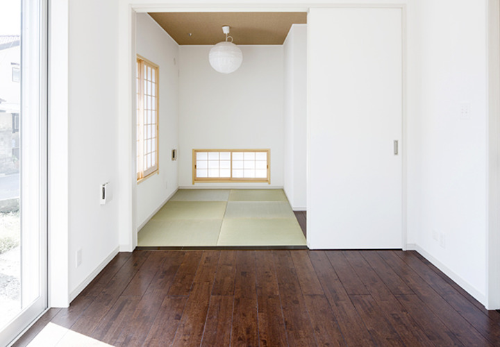 バリアフリーのリビングから和室