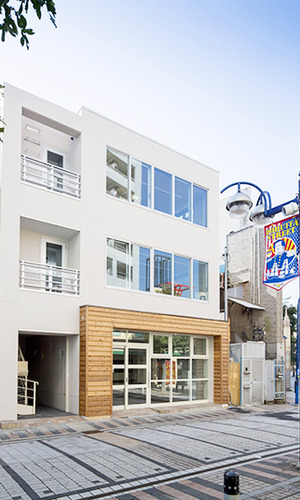 やわらかな白い壁にナチュラルな木目がアクセントとなったモダンな外観