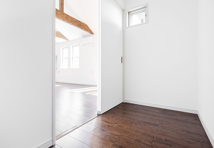 小窓のある収納スペース