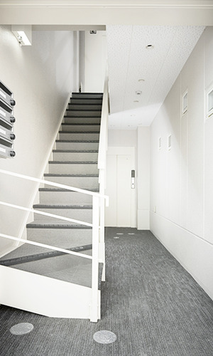 白とグレーで統一されたすっきりとした玄関