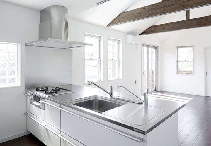 使いやすくフラットなステンレスのアイランドキッチン