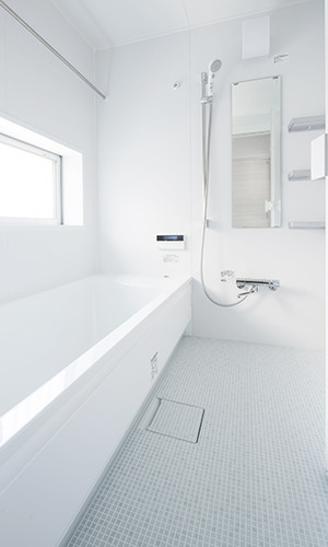 白で統一した明るく爽やかなバスルーム