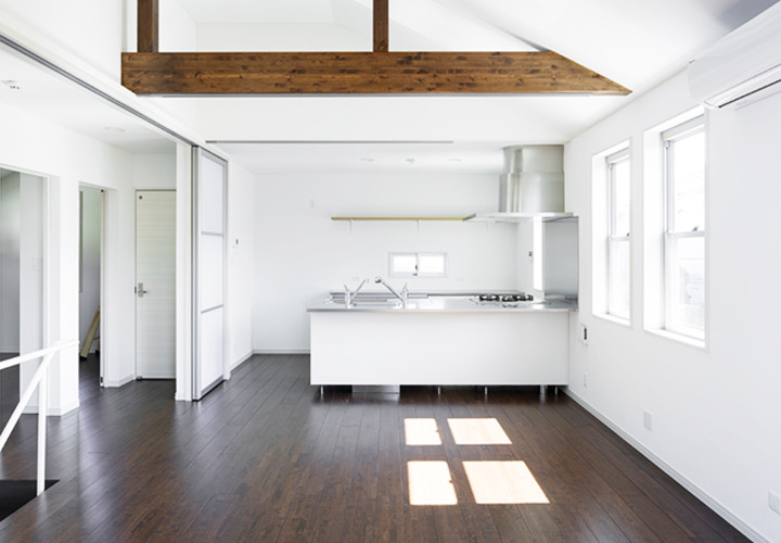 梁を活かしたデザインのモダンで明るいLDK
