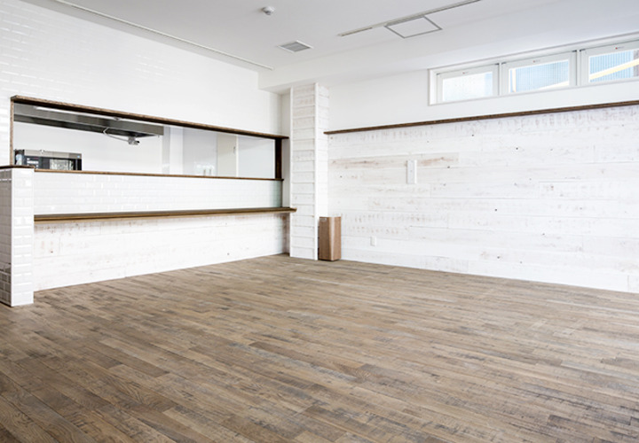 無垢のフローリングとナチュラルな木目を活かした壁があたたかみを感じるLDK