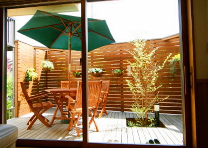  大きなデッキテラスのある住まい