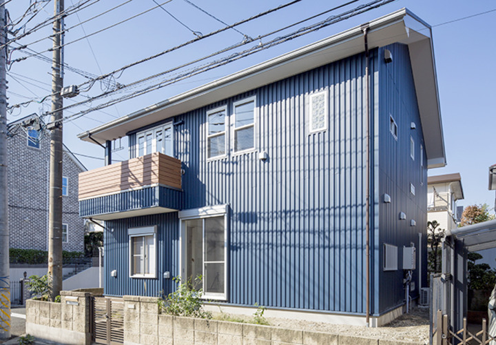 縦のラインがスマートな印象を与えるモダンな外観