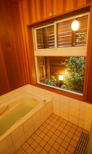 ちいさな坪庭のあるお風呂
