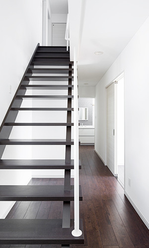 すっきりと落ち着いたダークブラウンの階段